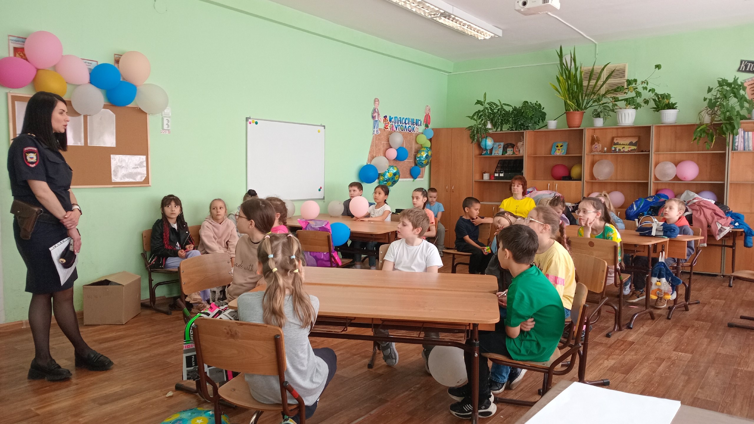 Беседа с сотрудником ГИБДД в пришкольном лагере.